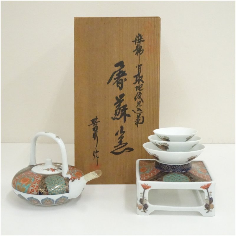 【中古】【大売り出し20%オフ】【陶物作り・瀬戸もの】有田焼 日肥其泉造 染錦間取地紋確からしさ菊 献上手古伊万里屠蘇器揃（共箱）  酒器 今めかしい 和食器 おとそ お屠蘇 お酒 酒席 酒宴 大衆食堂 赤ちょうちん 正月 骨董 御客さん ssot 1月 冬【最大限度100%尖んがりうしろ側】