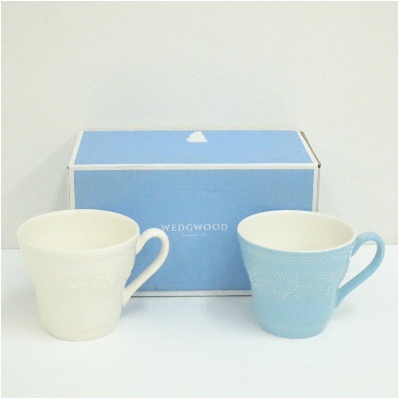 【中古】【陶物作り・瀬戸もの】WEDGWOOD ウェッジウッド フェスティビティ ペアマグ（箱付）  洋食器 今めかしい ブランド名 室内装飾 喫茶店 御厨子所 ちゃぶ台 雑貨 御厨子所 連合王国