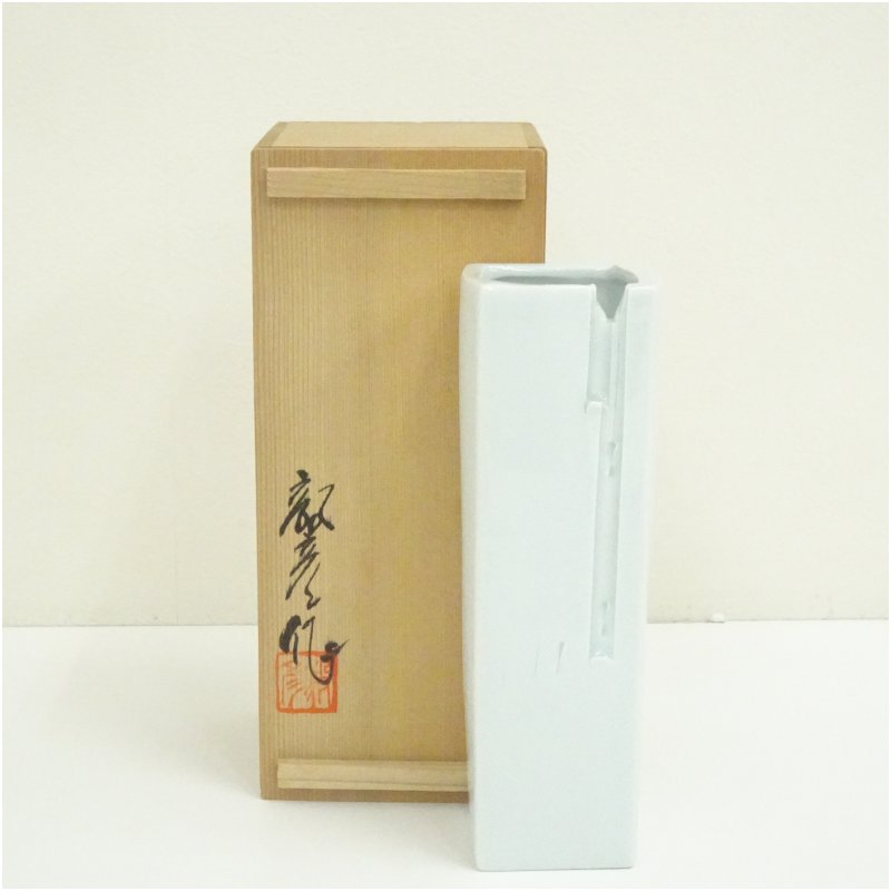 【中古】【華道】有田焼　辻毅彦造　白磁「裂」花入（共箱） 花入れ 茶道 茶道具 花瓶 花器 おしゃれ フラワーベース 道具 茶室 華道 華道具 インテリア hnir 12月 冬