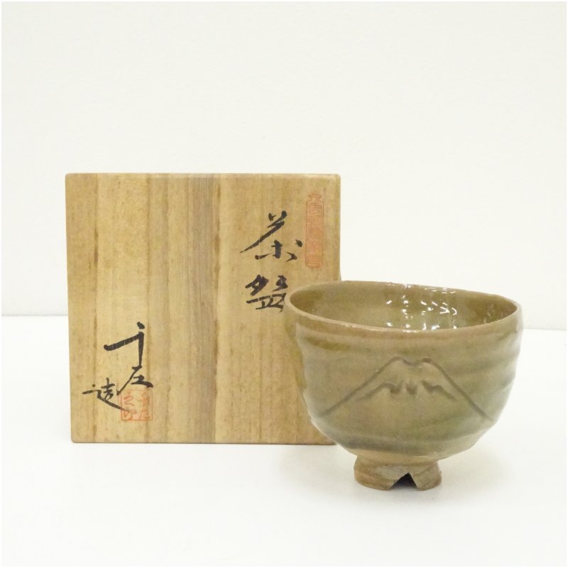 【中古】【茶道具】虫明焼 黒井千左造 富士図茶碗（共箱）  茶道 抹茶 格好のいい 抹茶茶碗 抹茶碗 和食器 レトロ 茶器 骨董 茶わん 茶会 茶の湯 1月 冬