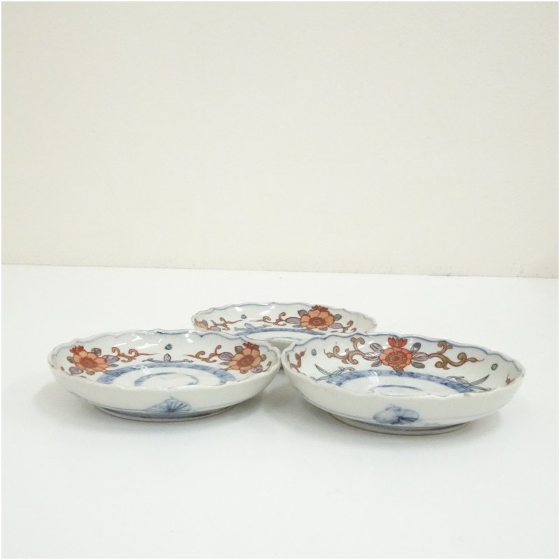【中古】【陶物作り・瀬戸もの】伊万里焼 染錦花唐草文小皿3客  食器 器 今めかしい 愛くるしげ 骨董 取り皿 醤油皿 一皿分の料理 アンティーク 室内装飾 レトロ 雑貨