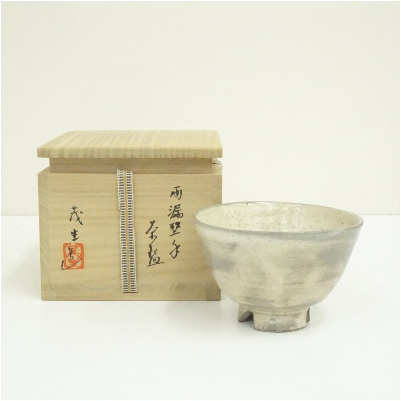 【中古】【大売り出し20%オフ】【茶道具】涌き水茂生造 雨漏堅手茶碗（共箱）  茶道 抹茶 今めかしい 抹茶茶碗 抹茶碗 和食器 レトロ 茶器 骨董 茶わん 茶会 茶の湯【最大限度100%尖んがりうしろ側】