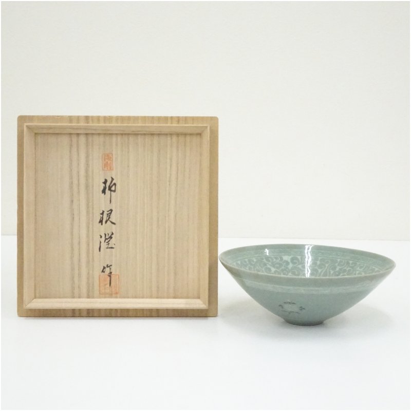 【中古】【大売り出し20%オフ】【茶道具】韓国万物の霊長文化財 柳海剛（根けい）造 高麗青磁茶碗（共箱）  茶道 抹茶 今めかしい 抹茶茶碗 抹茶碗 和食器 レトロ 茶器 骨董 茶わん 茶会 茶の湯