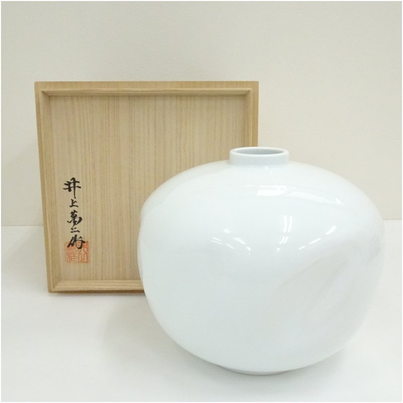 【中古】【大売り出し20%オフ】【陶器作り・瀬戸もの】万物の霊長国宝 井上萬二造 白磁面取壷（共箱）  壺 今めかしい つぼ 室内装飾 アンティーク 骨董 入れもの 飾りつけ 飾りつけ 床の間 和室 工芸 お客さん【最大限度100%尖んがりうしろ側】