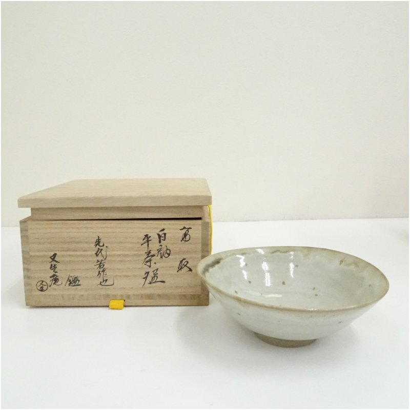 【中古】【大売り出し20%オフ】【茶道具】高取焼 13代 亀井味楽造 白釉平茶碗（14代 亀井味楽（又生庵）識箱）  茶道 抹茶 今めかしい 抹茶茶碗 抹茶碗 和食器 レトロ 茶器 骨董 茶わん 茶会 茶の湯 夏【最大限度100%尖んがりうしろ側】