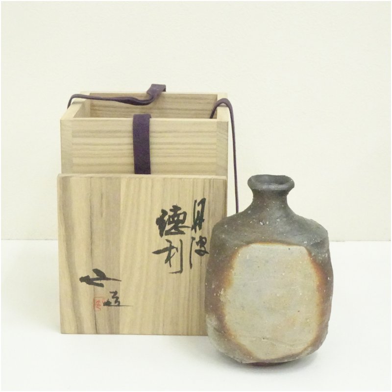 【中古】【陶物作り・瀬戸もの】丹波焼 西端正造 窯変焼締徳利（共箱）  酒器 今めかしい 愛くるしげ 酒 日本酒 和食 懐石 骨董 とっくり 室内装飾 茶事 茶道 茶道具【最大限度100%尖んがりうしろ側】