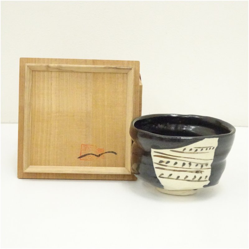 【中古】【茶道具】丹山窯 丹羽重光造 黒織部茶碗（共箱）  茶道 抹茶 今めかしい 抹茶茶碗 抹茶碗 和食器 レトロ 茶器 骨董 茶わん 茶会 茶の湯 5月 11月 日月【最大限度100%尖んがりうしろ側】