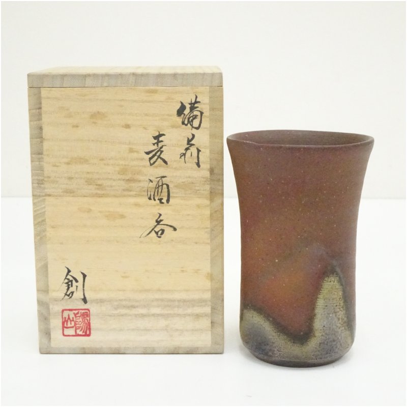 【中古】【陶器作り・瀬戸もの】備前焼 伊勢崎仕立て上げる ビーア呑（共箱）  ぐい呑み 酒器 今めかしい 和食器 お酒 一皿分の料理 見せびらかす 室内装飾 赤ちょうちん 食べ物屋 骨董 お客さん【最大限度100%尖んがりうしろ側】