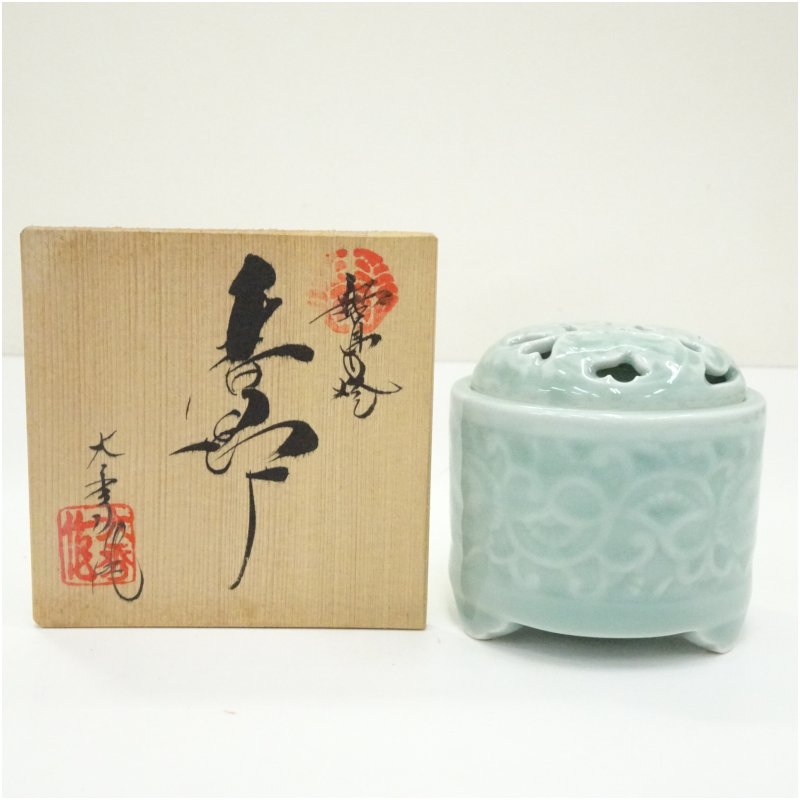 【中古】【香道】鍋島焼 大秀造 青磁唐草彫香炉（共箱）  香道具 お香 今めかしい 愛くるしげ 室内装飾 アンティーク 茶の葉 茶道 骨董 お線香 焼香 床の間【最大限度100%尖んがりうしろ側】