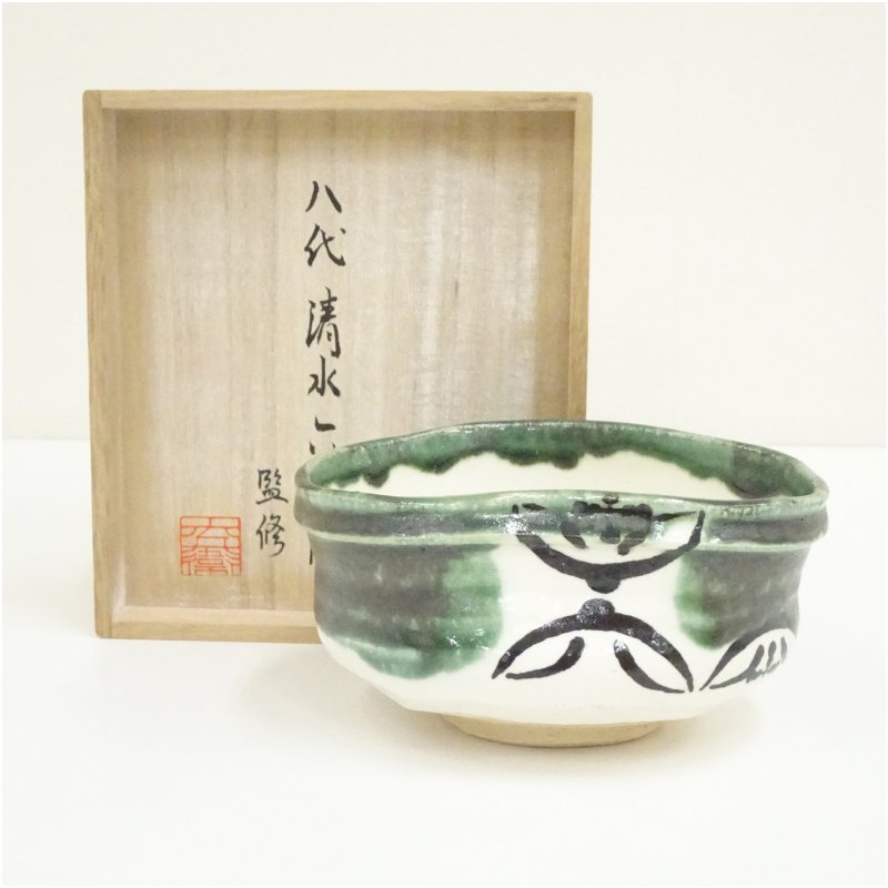【中古】【茶道具】京焼 八代 涌き水六兵衛締めくくる 織部茶碗（共箱）  茶道 抹茶 今めかしい 抹茶茶碗 抹茶碗 和食器 レトロ 茶器 骨董 茶わん 茶会 茶の湯 5月 11月 日月【最大限度100%尖んがりうしろ側】