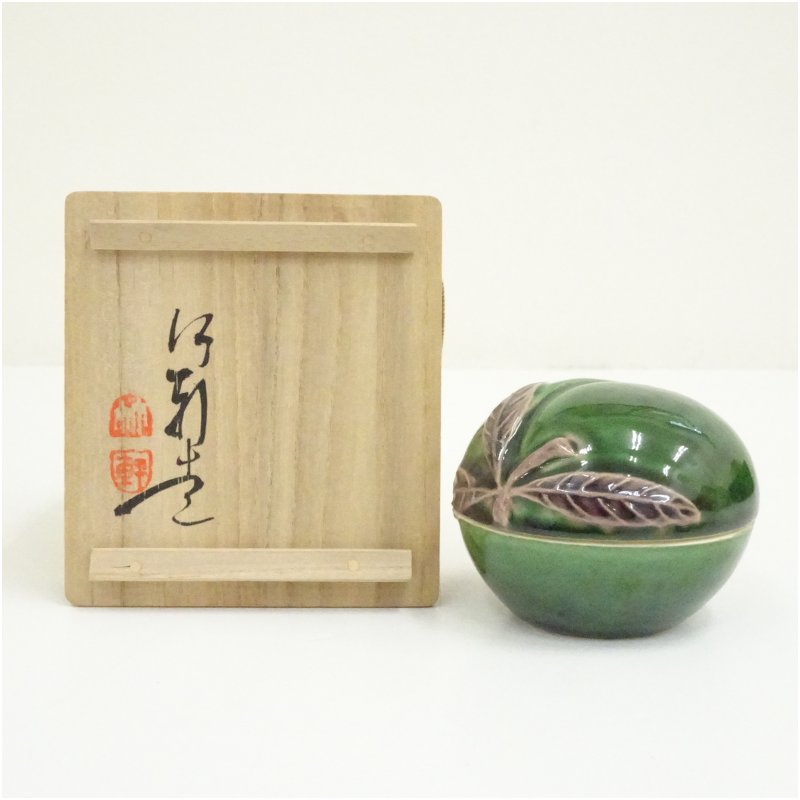 【中古】【香道】初代 三浦竹軒造 緑交趾桃香合（共箱）  茶道具 茶道 香道 香道具 今めかしい 愛くるしげ アンティーク 室内装飾 骨董 茶器 お香入れ 2月 3月 春冬【最大限度100%尖んがりうしろ側】