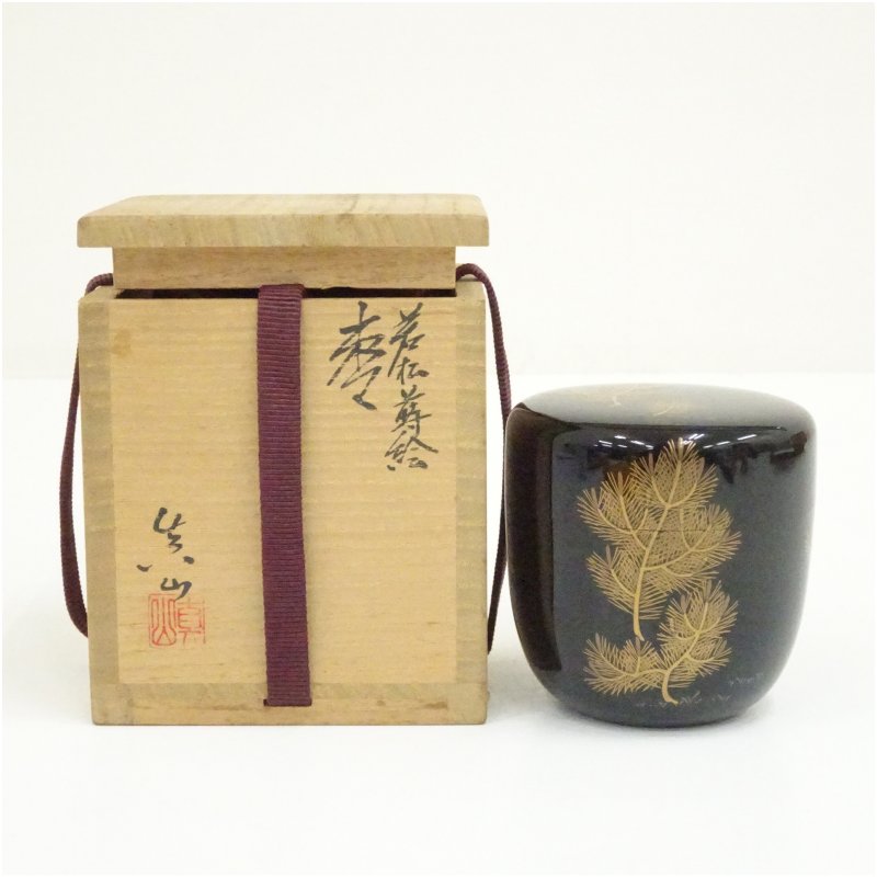 【中古】【茶道具】真山造　若松蒔絵棗（共箱） 茶道 茶道具 おしゃれ 茶器 なつめ 茶入 薄茶器 薄茶 薄器 お茶 茶 抹茶 抹茶入れ 容器 骨董 1月 冬｜茶道具・掛軸のショップつなぐ