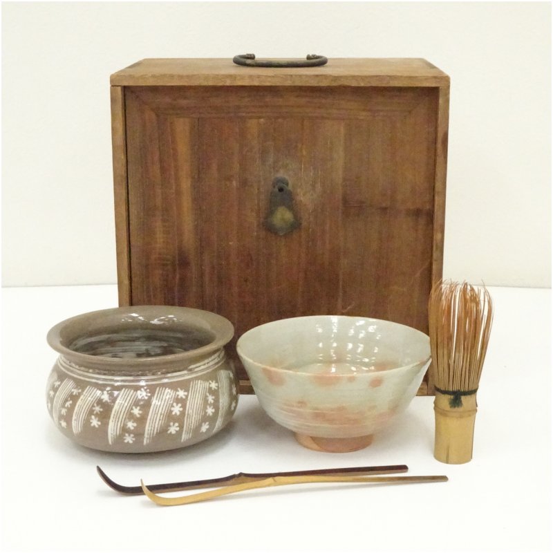 【中古】【茶道具】手付茶箱セット・浅見与し三造　茶碗など 茶道 抹茶 おしゃれ 抹茶茶碗 抹茶碗 和食器 レトロ 茶器 骨董 茶わん 茶会 茶の湯｜茶道具・掛軸のショップつなぐ