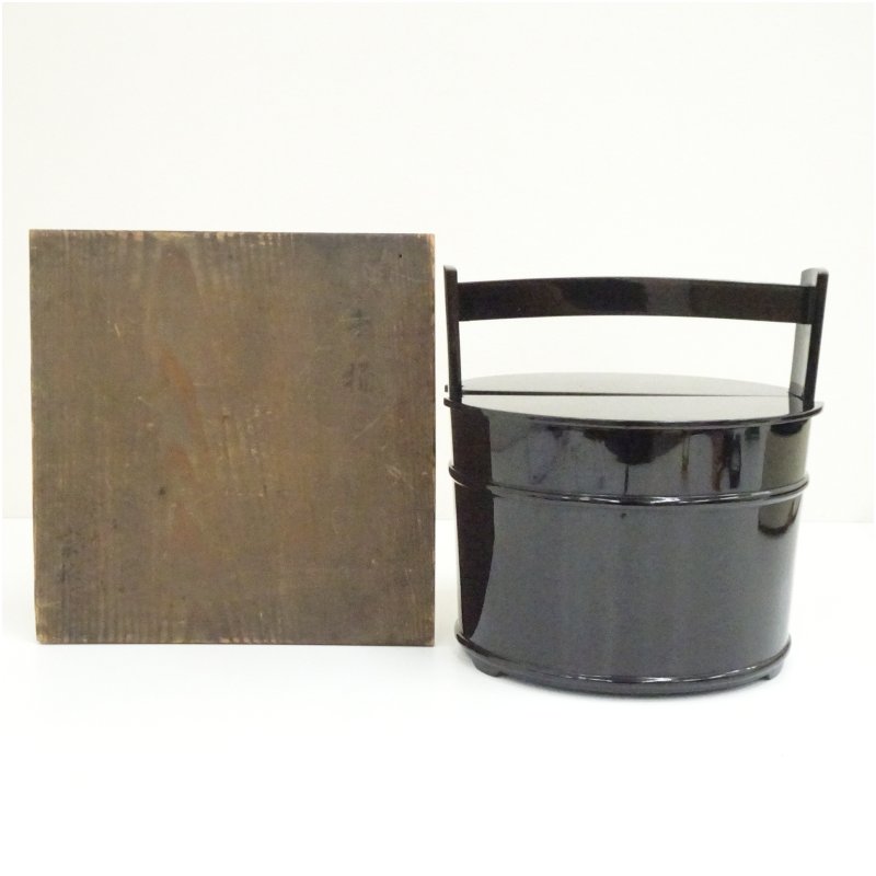 【中古】【茶道具】塗師 宗哲造 真塗井戸釣瓶水指（共箱）  水指し 茶道 茶道具 今めかしい 水さし 抹茶 室内装飾 茶器 水器 茶の葉 骨董 茶会 1月 2月 3月 4月 5月 6月 春夏冬