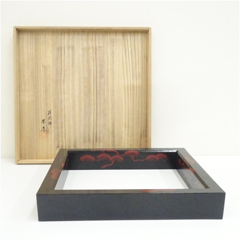 【中古】【茶道具】黒地朱松紋炉縁（保護すること箱）  茶道具 茶道 今めかしい ろぶち 茶室 茶の葉 お茶席 茶器 炉壇 御先棒 骨董 抹茶 茶会 茶の湯 木の枠 11月 秋