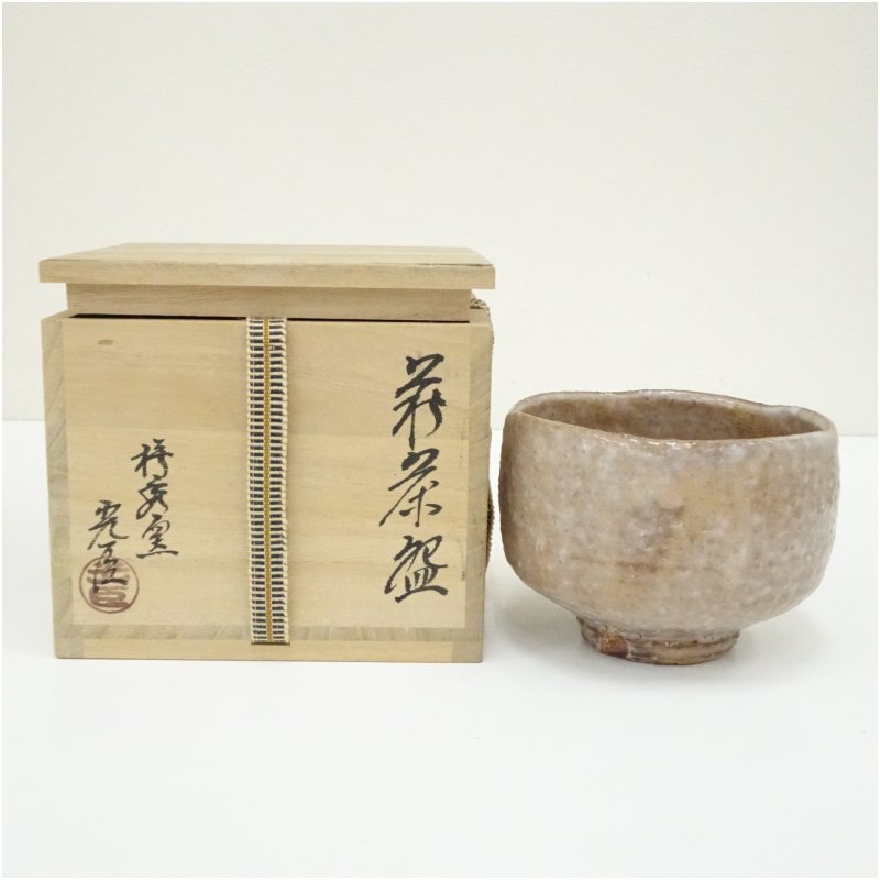 【中古】【茶道具】萩焼 椿秀窯 土地光臣造 茶碗（共箱）  茶道 抹茶 今めかしい 抹茶茶碗 抹茶碗 和食器 レトロ 茶器 骨董 茶わん 茶会 茶の湯