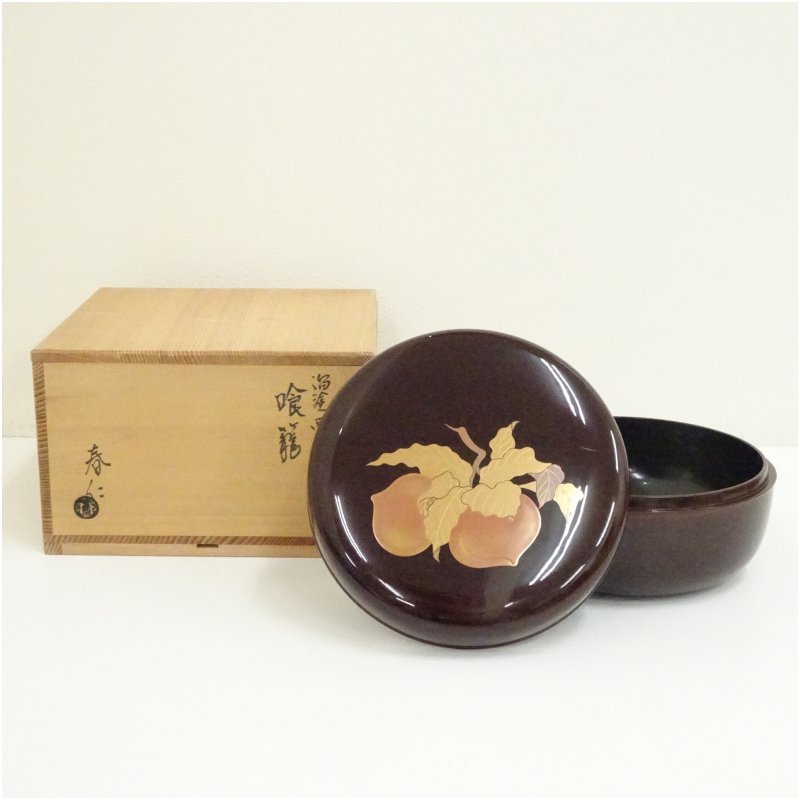 【中古】【漆器】塗師　安田春仁造　溜塗西王母桃蒔絵喰籠（共箱） 和食器 茶器 菓子器 おしゃれ 和菓子 主菓子 茶道 茶道具 じきろう 食籠 喰篭 喰篭 お菓子入れ｜茶道具・掛軸のショップつなぐ
