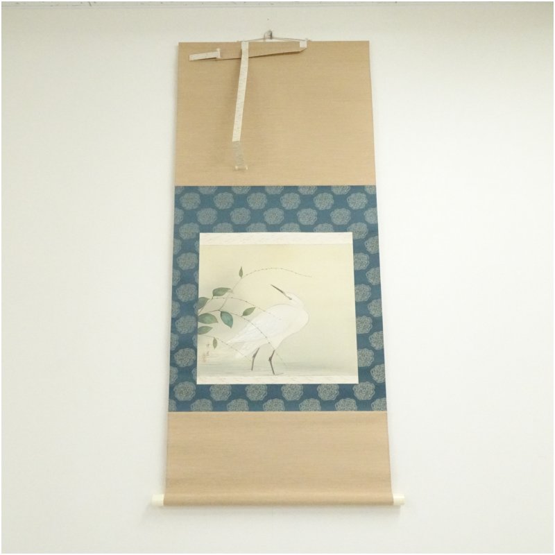 【中古】【書画】堀田秀叢筆　白鷺　肉筆絹本掛軸（保護箱） 掛け軸 床の間 書 おしゃれ 絵画 表具 芸術 茶道 年中掛け インテリア 茶掛 掛物 和室 7月 夏｜茶道具・掛軸のショップつなぐ