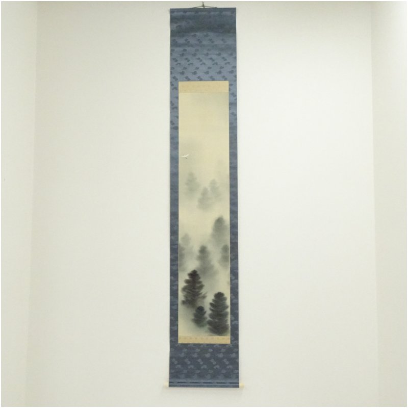 【中古】【書画】山元春汀筆　「雨中之鷺」　肉筆絹本掛軸（共箱） 掛け軸 床の間 書 おしゃれ 絵画 表具 芸術 茶道 年中掛け インテリア 茶掛 掛物 和室 7月 夏｜茶道具・掛軸のショップつなぐ