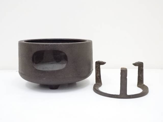 茶の葉設備 Fe紹鴎風炉 五徳付き 送料無料 中古 茶道具 恰好良い 茶器 薬鑵 茶瓶 お茶会 茶の湯 茶席 茶事 骨董 夏目的 朱夏用 文月色 7月 29palmsartgallery Com