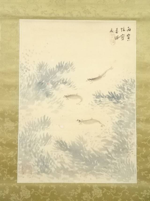 日本の職人技 丙寅 1926年 幸松春浦筆 魚図 肉筆絹本掛軸 保護箱 中古 掛け軸 床の間 書 おしゃれ 絵画 表具 アート 芸術 茶道 年中掛け インテリア リビング 寝室 和室 茶室 Fucoa Cl