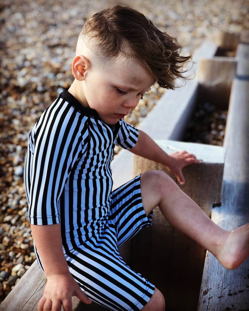 キッズ 水着 スイムウエア 男の子 女の子 Turtledove London ボーダー モノトーン Uvカット インポート ブランド ワンピース オールインワン ユニセックス かわいい おしゃれ モード 80 90 95 100cm お揃い おそろい 子供 子ども こども エコ サステナブル リサイクル