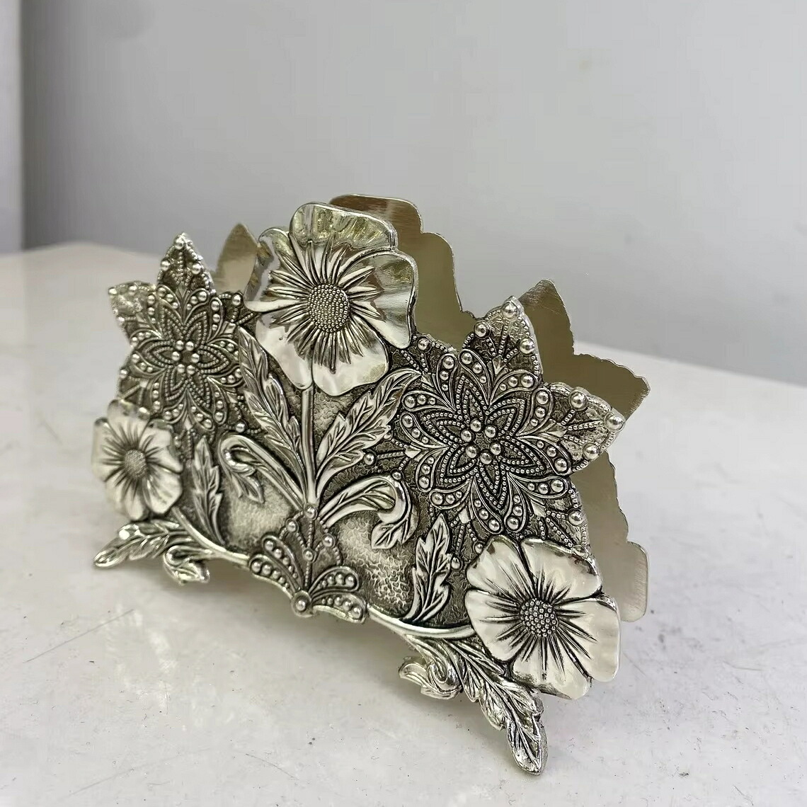 晴れ晴れしいな花柄が刻まれた銀製テーブルナプキン保持者、祝い事用、 身寄りの人だかりのかざり付けるに。