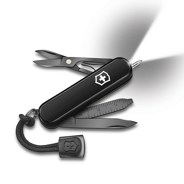 【差し上げ物相応う可】【国内定め事品】ビクトリノックス 【VICTORINOX】 シグネチャーライト オニキスブラック 0.6226.31P 防災 選べる無料ラッピング アウトドア 九寸五分 折り畳み マルチ物の具 難民キャンプ装置 防災 持ちはこぶ 旅する 助けになるグッズ 多役立つこと 懐中照明ランプ 光