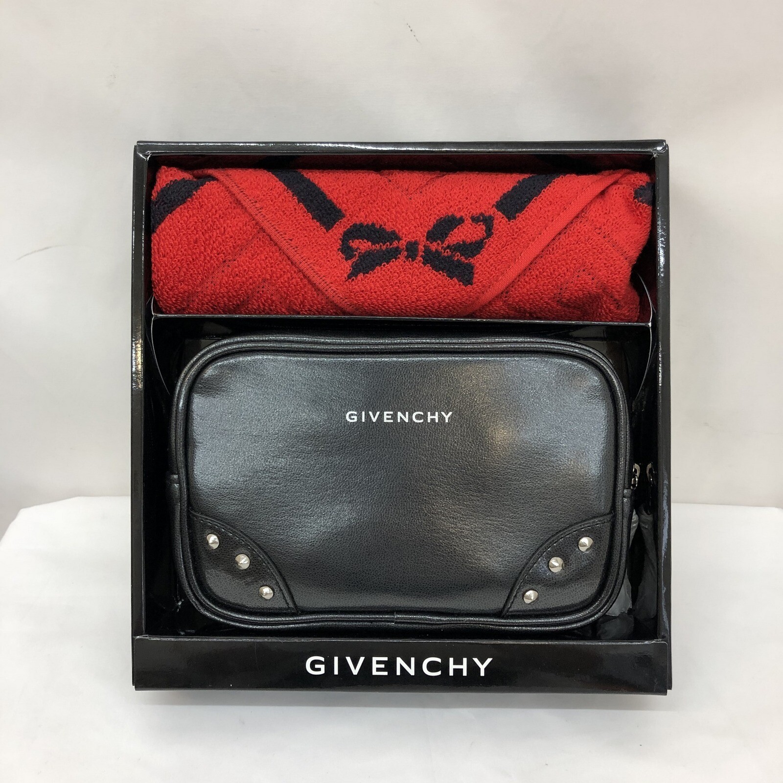 Givenchy ジバンシー ジバンシィ ギフトセット タオルハンカチ ポーチ 2セット レッド シルバーブラック コスメポーチ 小物入れ レッド ご自宅用 ブランド雑貨 日用品雑貨 未使用品 レディース T東大阪店 It28jrt94fwg 中古 Ryb9028 septicin Com