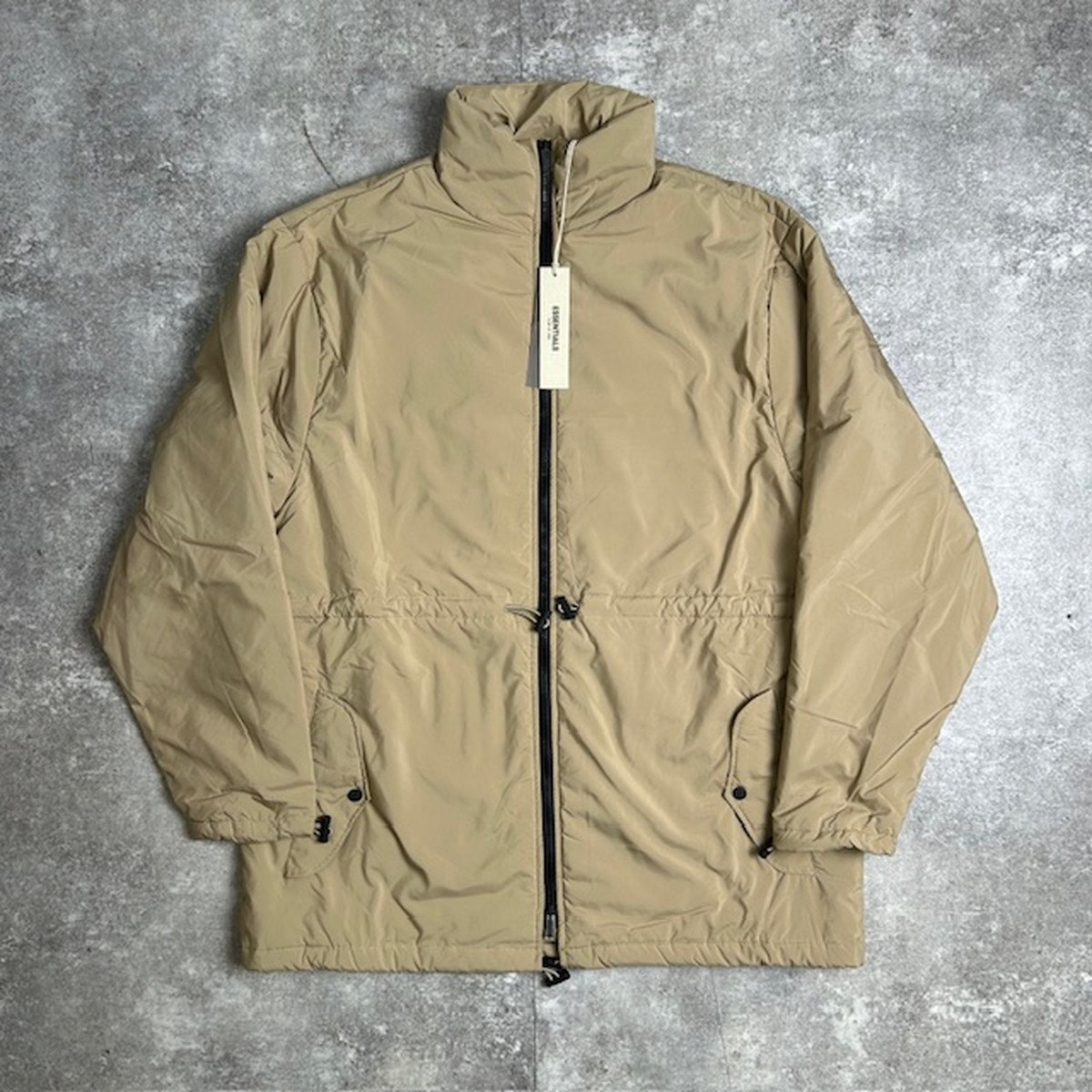 ESSENTIALS エッセンシャルズ FEAR OF GOD ESSENTIALS STORM JACKET 暴風上衣 ナイロン上衣 ベージュ 下げ札付き添い人 美品 メンズ M 貝塚店 IT6S2IP4M3G1 【中古】 RK086TJ