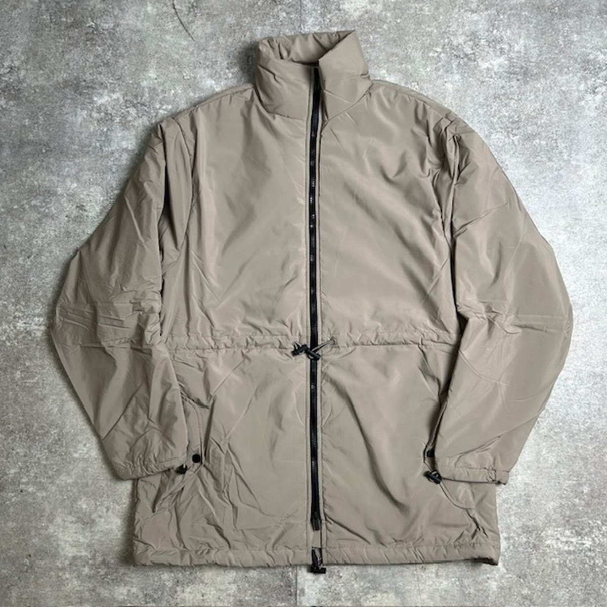 ESSENTIALS エッセンシャルズ FEAR OF GOD ESSENTIALS STORM JACKET 暴風上衣 ナイロン上衣 ベージュ 下げ札付き添い人 美品 メンズ M 貝塚店 ITOU07LEQQU0 【中古】 RK108TJ