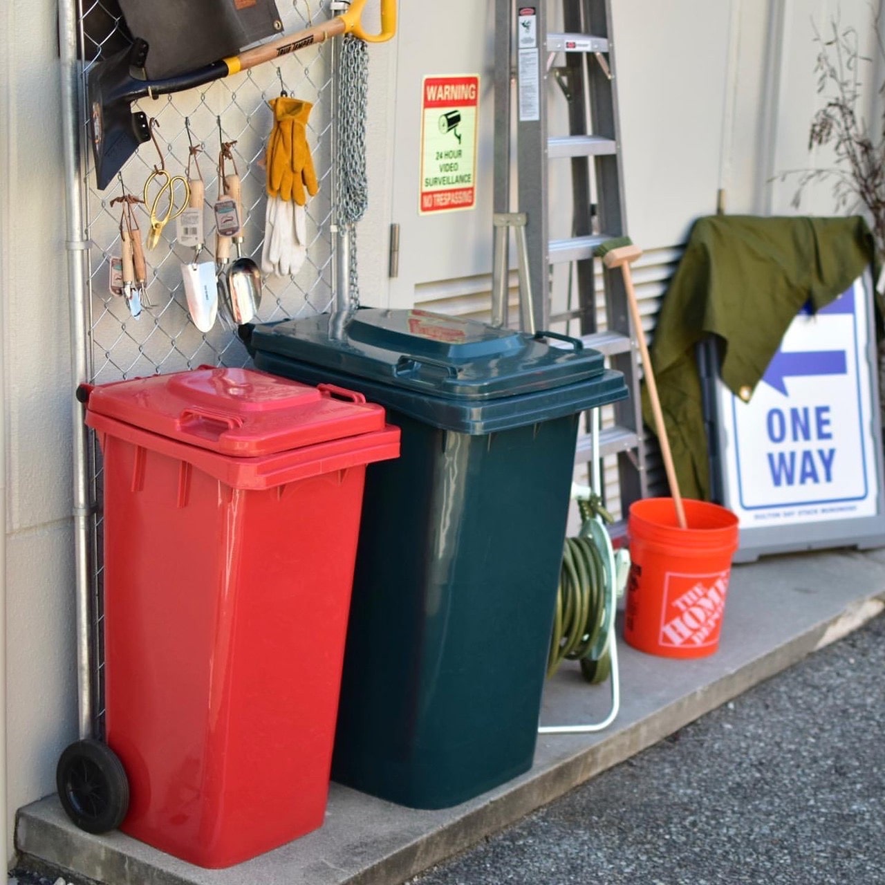 DULTON ダルトン PLASTIC TRASH CAN 120L 可塑性物質 トラッシュカン 120リッター 紙くずかご 派手 かっこいい 分かりやすい 今めかしい アメリカン 大電気容量 かっこ良い かっこいい 分かりやすい 紙くずかご 室内装飾 今めかしい 大衆食堂 お役目用 バス発着場