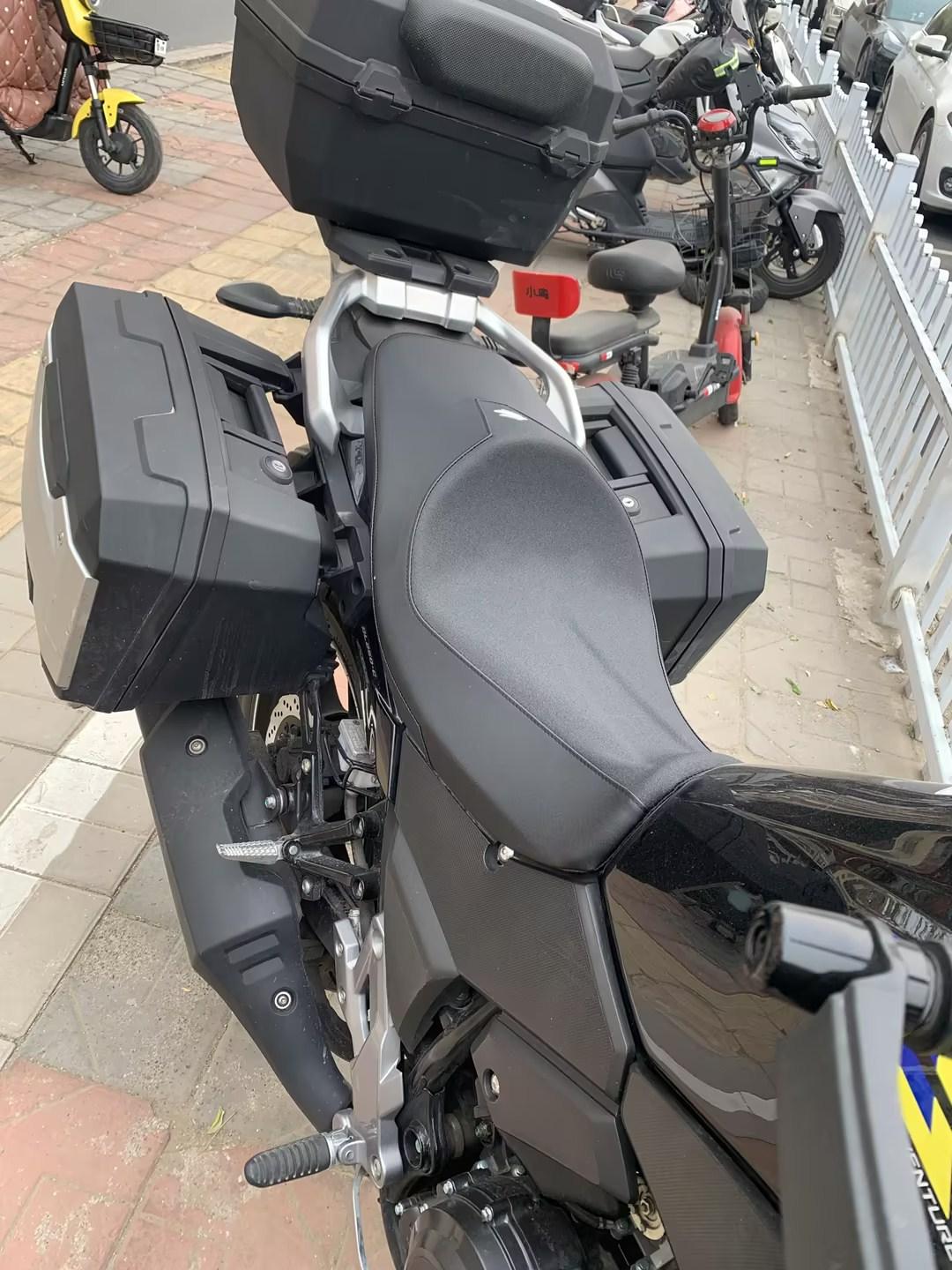 スズキ VStrom 250 V-Strom 250 Vストローム シート ダブルシート 25MM アップ ダウン より 柔らかい 滑り止め 姿勢改善 フロント側アップ ローダウン シート 柔らかく 純正交換用 長い距離運転最適 ブラック ドレスアップ 快適 クッション【取り寄せ】｜ネクストステージ1号店