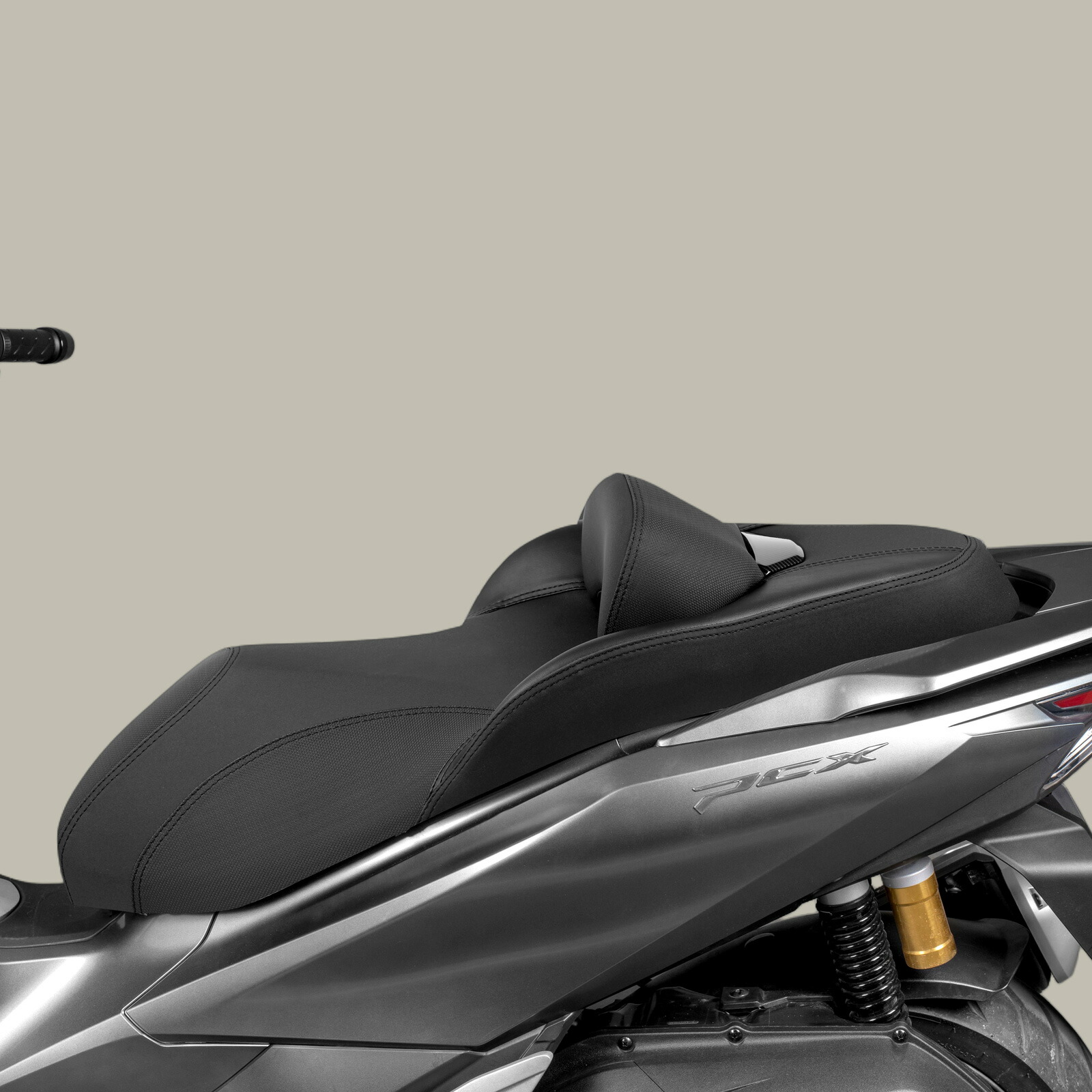 バイクシート PCX / PCX150 / PCX160 / PCX HYBRID 専用 カスタムシート バックレスト付き ソフトクッション 包み込み感 純正部品交換 ローダウン仕様 外装 カスタムパーツ アクセサリー【取り寄せ】|ネクストステージ1号店