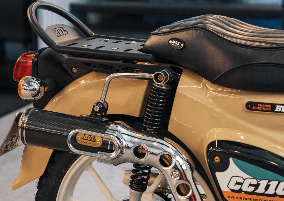 ホンダ クロスカブ CC50 CC110 リアキャリア トップケースリアキャリア ブラック 金属 丈夫 ステインレス 一体感 スチール 製 フラットタイプ 荷台 外装 取寄せ｜ネクストステージ2号店
