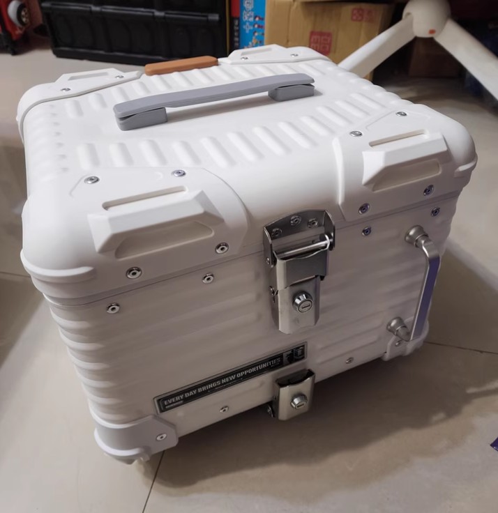 バイクリアボックス カブリアボックス トップケース 40L 45L アルミニウム バイクケース 防水 耐衝撃 リアケース 各色 丸め おしゃれ 可愛い スクーター 取寄せ｜ネクストステージ2号店