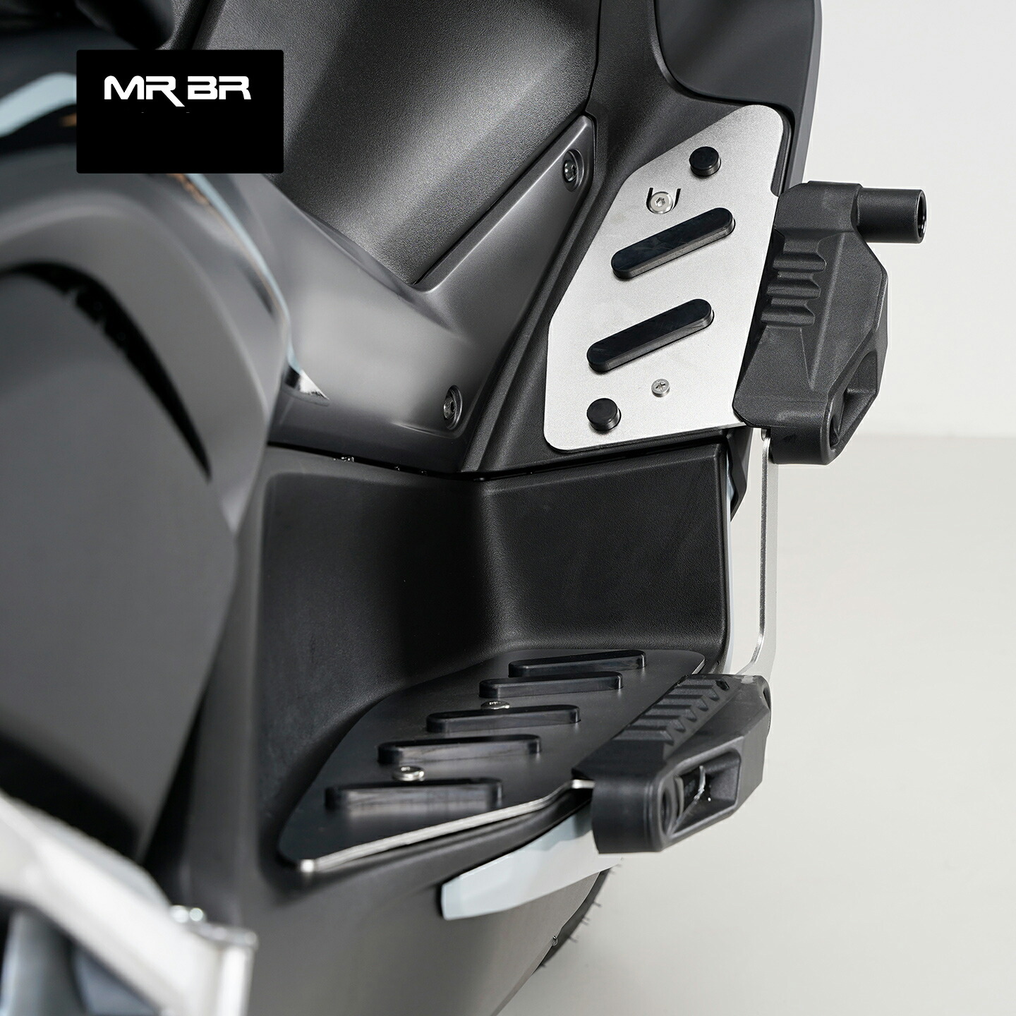 ヤマハ XMAX300 新型 2025年 フロアマット アンダーフレームキット スポットランプステー 3WAY 左右セット 純正交換 ステップボード フロアボード ゴムマット バイクパーツ カスタムパーツ カスタム アクセサリー 【取り寄せ】