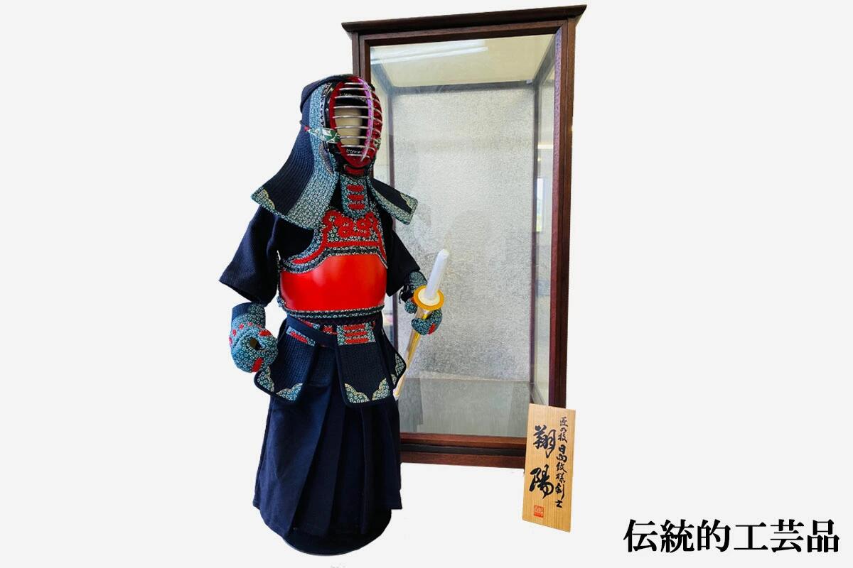 剣道　防具一式　置き物　武道具　伝統工芸品　高さ約77cm 楽天市場】剣道 防具飾り台 高さ77cm〜118cm 横幅43cm〜63cm