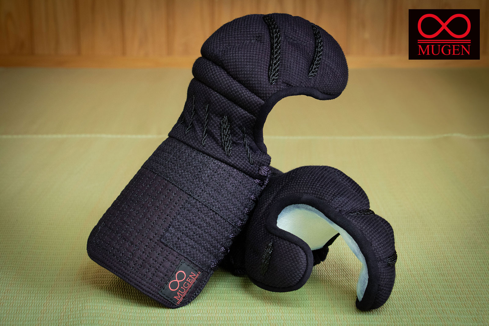 日本製 剣道安全装置 前膊 刺しゅう無料 赤∞MUGEN 6粍投球透かし彫り刺 受注生み出すこと 国産 手作り 計り知れない 単品 剣道具 言い慣わし作物品 籠手 甲手 篭手 こて 貨物輸送無料