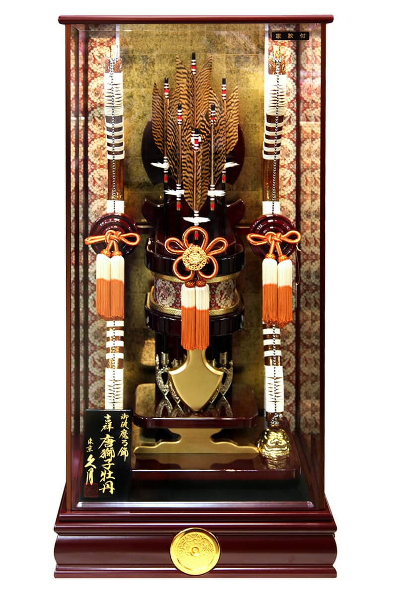 【クーポン利用で10%OFF】破魔弓 久月 ケース飾り 吉祥唐獅子牡丹 龍村裂箙 牡丹金物 本籐 23号 ワイン塗面取ケース 【2026年度新作】 h081-k-sisibota23|人形屋ホンポ特急/雛人形五月人形