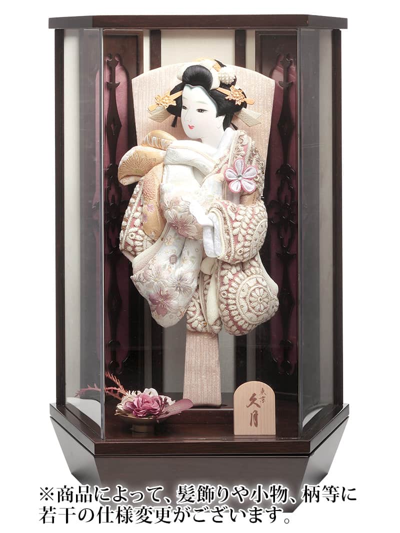 【クーポン利用で10%OFF】羽子板 久月 ケース飾り 黎明 刺繍振袖 10号 オーク調六角アクリルケース 【2026年度新作】 h081-k-15440｜人形屋ホンポ特急／雛人形五月人形