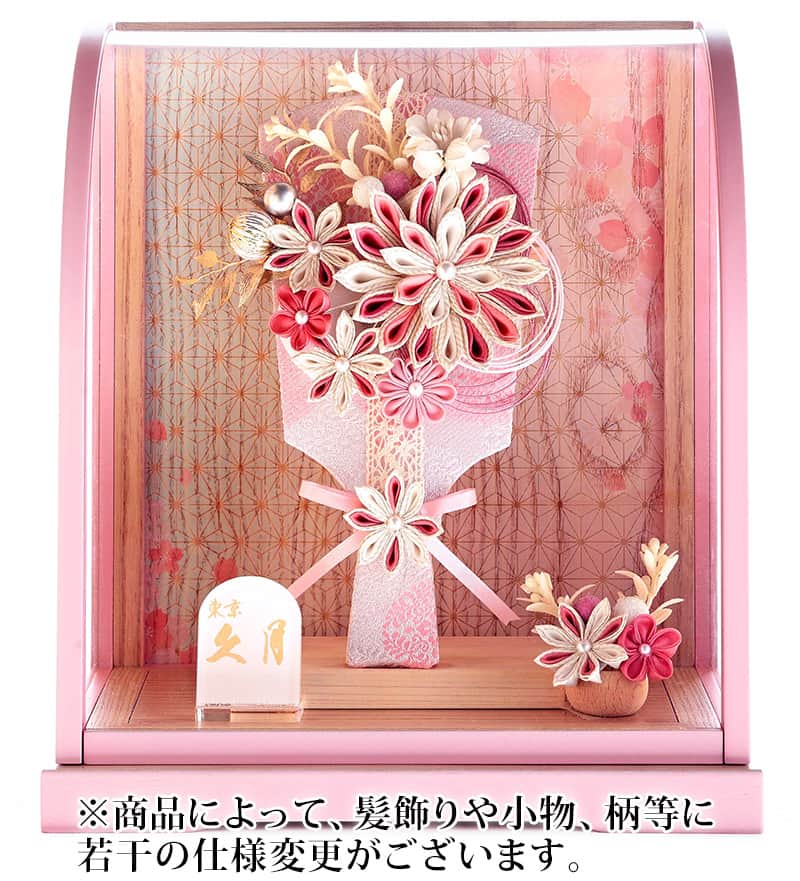 【クーポン利用で10%OFF】羽子板 久月 ケース飾り 夢風 つまみ細工 白桃 7号 ピンク塗木目アクリルケース 【2026年度新作】 h081-k-16660｜人形屋ホンポ特急／雛人形五月人形