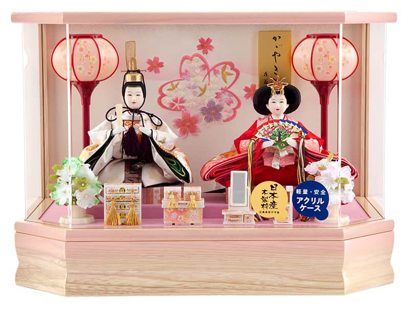 雛人形 コンパクト ひな人形 ケース飾り 親王飾り 藤翁作 彩乃 豆親王 桃 極上刺繍仕立 六角アクリルケース 【2026年度新作】 h083-fn-263-260｜人形屋ホンポ特急／雛人形五月人形