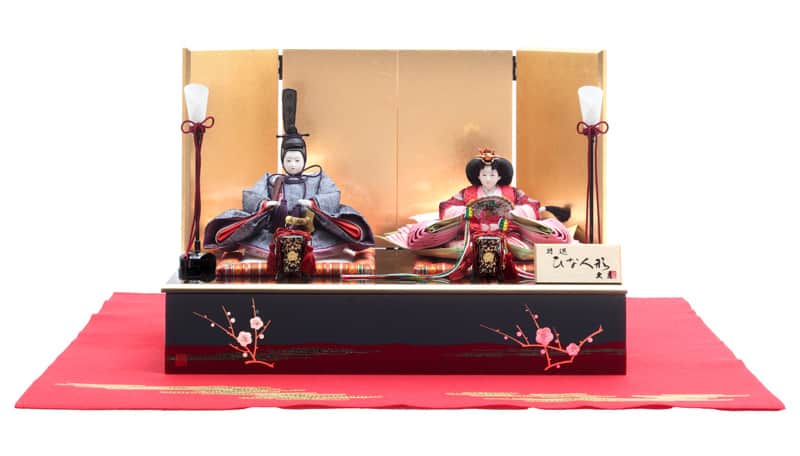 【クーポン利用で10%OFF】雛人形 コンパクト 久月 ひな人形 平飾り 文庫飾り 親王飾り 着付 二世光匠 新松風シリーズ 梅花 正絹 久月オリジナル頭 高岡塗り 【2026年度新作】 h083-k-8156 D-10