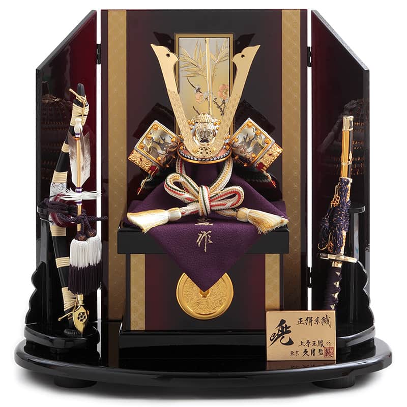 【クーポン券当てはめるで10%OFF】五月あやつり人形 パウダーコンパクト 久月 兜平飾りつけ 兜飾りつけ 上原玉鳳作 正絹萌黄縅 5号 【2026一年新作】 h085-k-11616 D-55