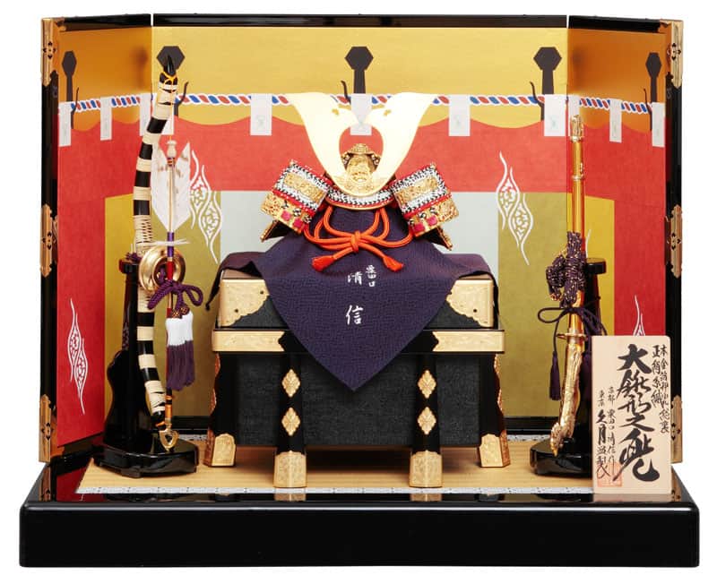 【引き換え証当て嵌めるで10%OFF】五月あやつり人形 久月 兜平飾りつけ 兜飾りつけ 粟田口清信作 大鍬形之兜 本金箔押小札 正絹朱赤糸縅 総裏 10号 【2026年次新作】 h085-k-11886 D-93
