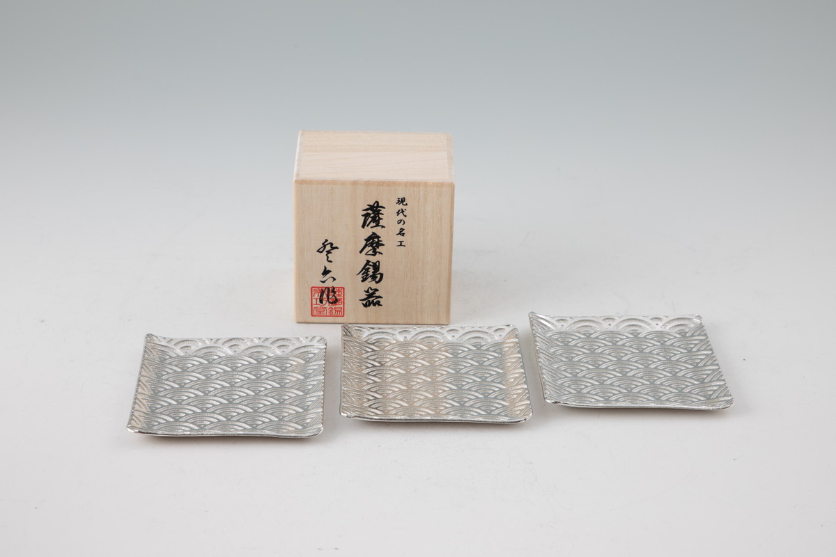 工芸品 送料無料 [薩摩錫器工芸館] 錫 薩摩錫器 切子小皿角型 青海波 3枚セット No.2010-2-3 /贈り物 桐箱入り 錫器 薩摩切子 父の日 工芸品 お祝い お誕生日プレゼント ギフト 敬老の日 退職祝い｜にじデパート店