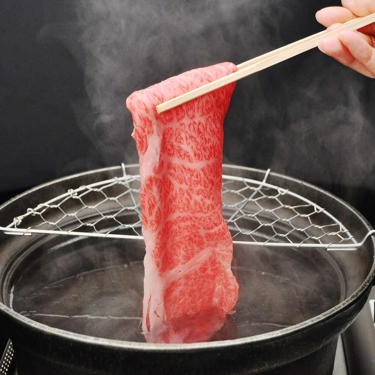 松阪牛 しゃぶしゃぶ用 肩・モモ 木箱入 贈答用 500g 牛肉 和牛 国産 三重産 ブランド肉 精肉 肉 薄切り 冷凍 肩肉 モモ肉 ビーフ しゃぶしゃぶ 高級 ごちそう 贅沢 三重 松阪まるよし
