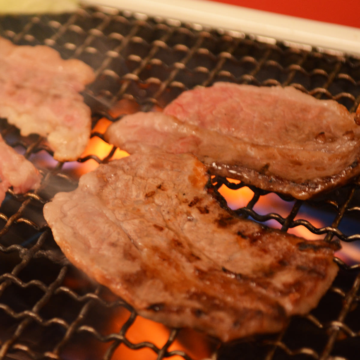 松阪牛 焼肉 400g 肩ロース 和牛 黒毛和牛 国産 最高級 冷凍 焼き肉 牛肉 ブランド肉 スライス肉 株式会社まるよし 三重県