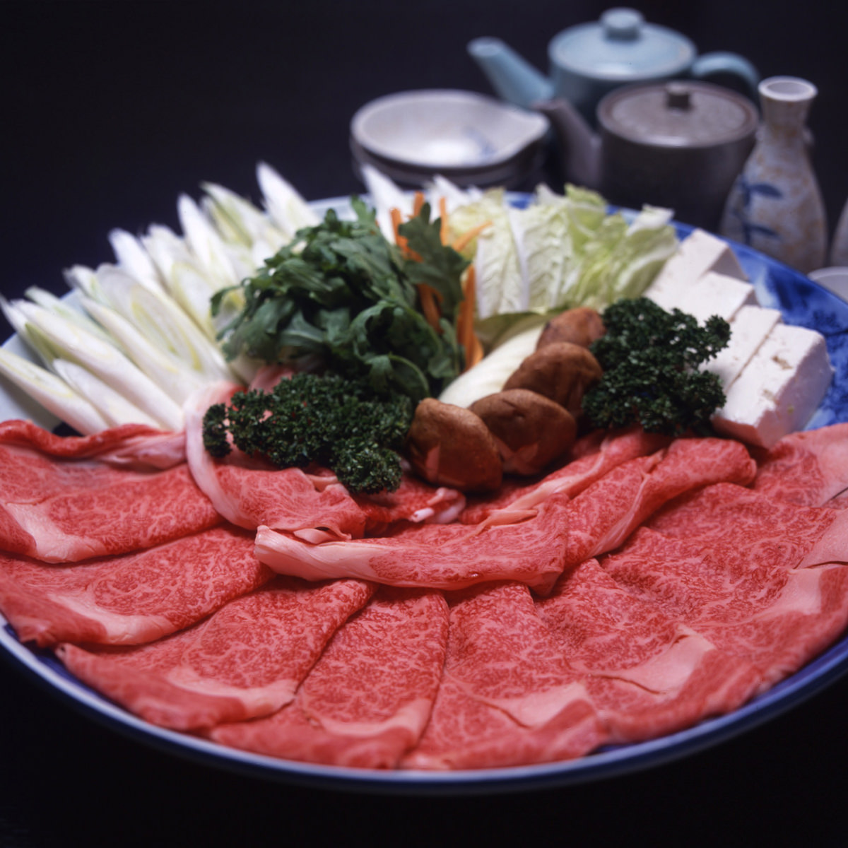 松阪牛すき焼き ロース肉 肩ロース肉 300g 牛脂付き 国産 和牛 すき焼き用 牛肉 冷凍 ブランド牛 お祝い すき焼き肉 株式会社まるよし 三重県